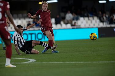 Se relamía Van den Belt en la frontal del área cuando veía que se aproximaba el balón. El neerlandés se sacó un tremendo voleón que botó antes de entrar en la portería. Imparable. Ya suma cinco goles.