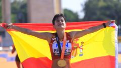 María Pérez celebra emocionada con la bandera de España su medalla de oro en los 20 kilómetros marcha de los Mundiales de Budapest 2023.