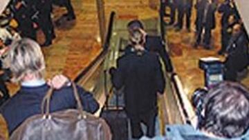 <b>EXPECTACIÓN</B>. El Madrid, ayer, a su llegada al aeropuerto de El Prat.