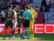 MADRID, 01/03/2026.- El colegiado del partido entre Sporting y Leganés, Daniel Palencia comunica a los capitanes Gaspar Campos y Juan Soriano la suspensión oficial del encuentro al tener que atender una emergencia médica en las gradas de El Molinón. El partido se detuvo a los tres minutos de haber comenzado por una emergencia médica en el graderío sur del estadio, en uno de los vomitorios de acceso. Un aficionado local se habría desvanecido, requiriendo de asistencia médica de urgencia, sin que fuentes oficiales hayan confirmado por el momento más causas de dicha intervención. EFE/ Paco Paredes