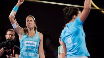 Gemma Triay y Delfo Brea, de lado, celebran su éxito.