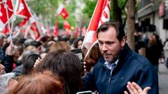 El ministro de Transportes y Movilidad Sostenible, Óscar Puente, durante una concentración en la calle de Ferraz en apoyo al presidente del Gobierno, Pedro Sánchez, en la sede del PSOE, a 27 de abril de 2024, en Madrid (España). Después de la carta publicada, el pasado miércoles 24 de abril, por el presidente del Gobierno donde anunciaba que medita continuar en el Gobierno y cancelaba durante cuatro días su agenda pública, tras la apertura de una investigación judicial contra su mujer, Begoña Gómez, se ha convocado una concentración frente a la sede del PSOE para mostrar su apoyo al presidente. La manifestación coincide con la reunión del Comité Federal del PSOE.
27 ABRIL 2024;FERRAZ;PRESIDENTE;CARTA;CONCENTRACIÓN;APOYO;IZQUIERDA;BEGOÑA;PSOE
A. Pérez Meca / Europa Press
27/04/2024