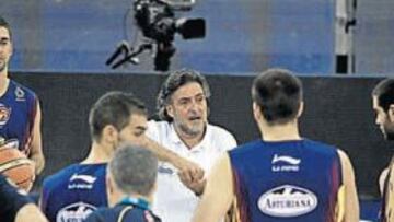 <b>DE SEVILLA A MADRID. </b>Pepu Hernández alecciona a sus hombres en el entrenamiento de ayer.