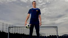 Melanie Serrano, exjugadora del Barcelona y entrenadora del Infantil D, posa para AS en la CD Joan Gamper.