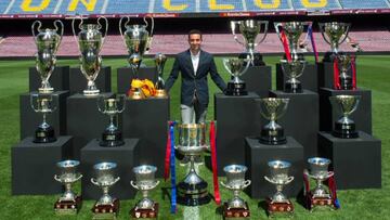 Xavi posa con sus títulos en el Barcelona.