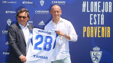 Mollejo posa junto a Sanllehí con la camiseta del Real Zaragoza.