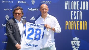 Mollejo posa junto a Sanlleh¨ª con la camiseta del Real Zaragoza.