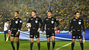 Referee Victor Alfonso Caceres during the Semi-Final second leg match between America and Cruz Azul as part of the Liga BBVA MX, Torneo Clausura 2025 at Ciudad de los Deportes Stadium on May 18, 2025 in Mexico City, Mexico.