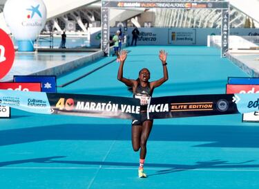 El keniano Chebet (2h03:00) sita a Valencia en el Top-3 del mundo