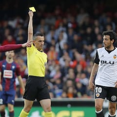 Parejo (15) es el que más tarjetas ha visto junto a Lerma y Damián