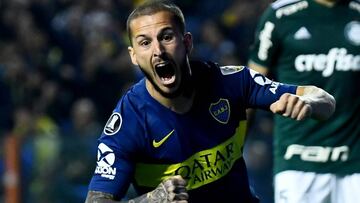 BUENOS AIRES, ARGENTINA - OCTOBER 24: Dario Benedetto of Boca Juniors scores his first goal during the Semi Final first-leg match between Boca Juniors and Palmeiras as part of Copa CONMEBOL Libertadores 2018 at Estadio Alberto J. Armando on October 24, 20