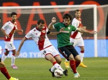 El centrocampista del Rayo Vallecano Roberto Trashorras y el centrocampista del Athletic Beñat Etxebarria durante el partido correspondiente a la quinta jornada de Liga de Primera División que disputan en el estadio de Vallecas.