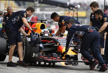 Daniel Ricciardo durante un pit stop.