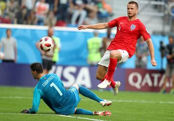 Toby Alderweireld salvó el gol de Eric Dier. El mediocentro inglés picó el balón ante la salida de Courtois pero su compañero en el Tottenham evitó el tanto que habría supuesto el 1-1 en el marcador.