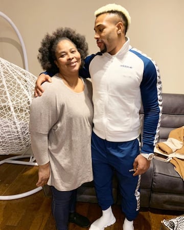 Adama Traoré junto a su madre.