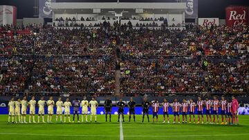 MEX4784. SAN LUIS POTOSÍ (MÉXICO), 10/05/2023.- Jugadores del Atlético San Luis (d) y del América participan hoy en los actos protocolarios previos a un partido por los cuartos de final del torneo Clausura 2023 de la Liga MX, en el Estadio Alfonso Lastras Ramírez en San Luis Potosí (México). EFE/Eduardo Guerra
