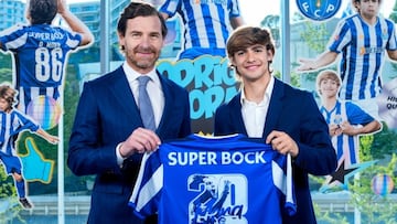 Villas-Boas posa con Rodrigo Mora para celebrar su renovación.