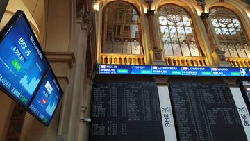 Monitores (i) muestran la cotizaci&oacute;n del Ibex 35 en la Bolsa de Madrid este jueves. La Bolsa espa&ntilde;ola mantiene las ganancias de la apertura, y en los primeros compases de la sesi&oacute;n se anota un alza del 0,21 por ciento, aupada por los 