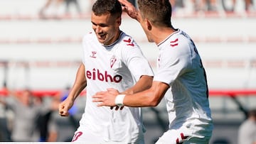 Aketxe y Corpas celebran el gol ante el Amorebieta