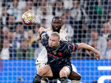 Rudiger en el partido contra el City cubriendo a Haaland