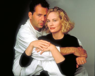 La serie de detectives amateurs de Los Ángeles contaba con una estrella como Cybill Shepherd y a un desconocido Bruce Willis. La serie mezclaba misterio, comedia y sobre todo, la tensión sexual entre sus dos protagonistas. Años después de terminar la serie, la actriz publicó en su biografía que la química en la ficción paso a la vida real, pero quisieron dejar la pasión solo para el plató. A raíz de esa noche, como publicó Shepherd, comenzaron las discusiones continuas entre ambos, haciendo del rodaje un suplicio para todos los participantes. 
