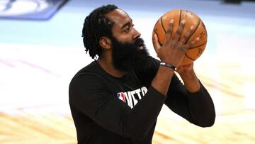 James Harden, antes de un partido de la NBA con Houston Rockets