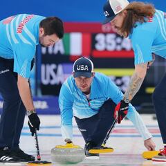 La estrella de rock del curling: melena, bigote, tatuajes, gorro verde y Nike customizadas