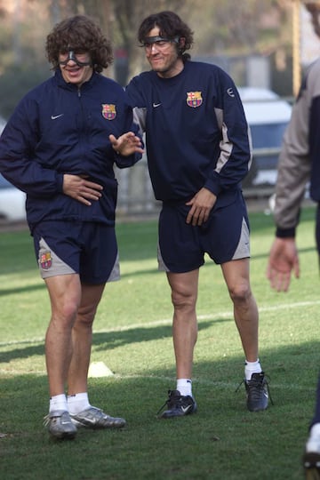 Los jugadores del barcelona Carles Puyol y Luis Enrique coincidieron con máscara en la temporada 2003/2004.