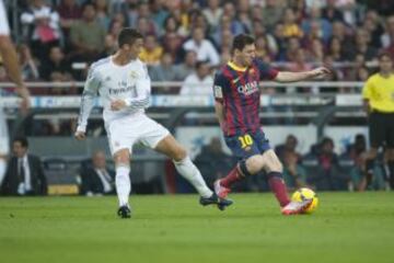 Cristiano Ronaldo y messi durante el partido de Liga correspondiente a la décima jornada de liga entre el Barcelona y el Real Madrid en el Camp Nou.