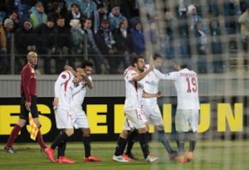 2-2. Gameiro celebró el gol del empate con sus compañeros.