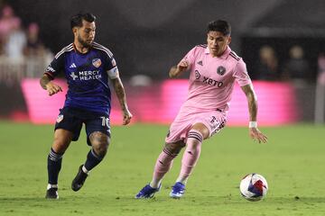 FORT LAUDERDALE, FLORIDA - OCTOBER 07: Facundo Far�as #11 of Inter Miami CF controls the ball while defended by Luciano Acosta #10 of FC Cincinnati during the first half at DRV PNK Stadium on October 07, 2023 in Fort Lauderdale, Florida.   Megan Briggs/Getty Images/AFP (Photo by Megan Briggs / GETTY IMAGES NORTH AMERICA / Getty Images via AFP)