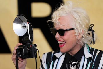 Ellen von Unwerth posa para los fotógrafos a su llegada al evento benéfico de amfAR Cine Contra el SIDA en el Hotel du Cap-Eden-Roc.