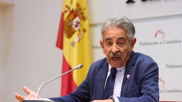 El presidente del PRC, Miguel ?ngel Revilla, atiende a los medios tras firmar el acuerdo para los presupuestos de Cantabria de 2024, en el Parlamento regional de Santander, a 27 de octubre de 2023, en Santander, Cantabria (Espa?a). El Partido Popular y el Partido Regionalista de Cantabria (PRC) han alcanzado un acuerdo para aprobar los Presupuestos de la comunidad aut¨®noma para 2024. Esta es la segunda vez en esta legislatura que ambos partidos alcanzan un acuerdo pol¨ªtico. En junio llegaron a un acuerdo de investidura por el que Mar¨ªa Jos¨¦ S¨¢enz de Buruaga consegu¨ªa ponerse al frente de un Gobierno en minor¨ªa del PP, con la abstenci¨®n del PRC.
27 OCTUBRE 2023;PRESUPUESTOS;PACTO;RUEDA;PRENSA;COMPARECENCIA;FIRMA
Juanma Serrano / Europa Press
27/10/2023