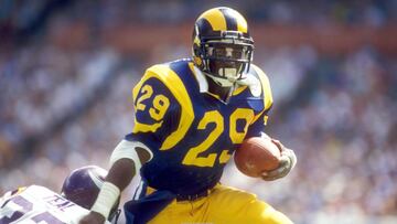 Con su estilo y elegancia únicos, corrió para 2,105 yardas en 1984, un récord aún vigente en la NFL; en 1999 entró al Salón de la Fama.