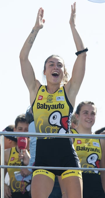 Las chicas de la trainera de Orio celebran la victoria en la Bandera de la Concha femenina. 