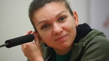 La tenista rumana Simona Halep ofrece una rueda de prensa durante la Copa Kremlin, en Moscú, Rusia.
