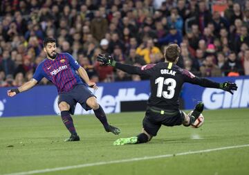 Con diez, Oblak mantuvo al Atleti. En el 27' tiró de reflejos ante Coutinho. En el 61' le saca el mano a mano a Suárez y en el 68' contuvo el tiro de Messi.