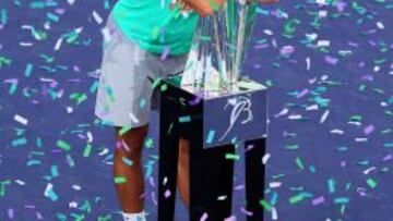 Nadal, con el trofeo que ganó el año pasado.