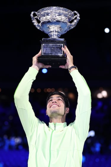 El español Carlos Alcaraz posa con la Norman Brookes Challenge Cup.