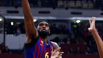 EPA2133. EL PIREO (GRECIA), 31/01/2019.- El ala-pívot estadounidense del Barcelona, Chris Singleton (i), trata de anotar durante el encuentro de primera fase de Euroliga entre Olympiacos y FC Barcelona Lassa en el pabellón de la Paz y la Amistad, este jueves en El Pireo (Grecia). EFE/ Georgia Panagopoulou