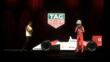 ENCUENTRO. Alonso junto al holograma de Senna.