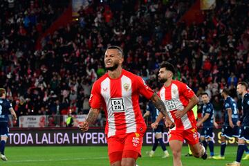 Su¨¢rez celebra su gol 16.