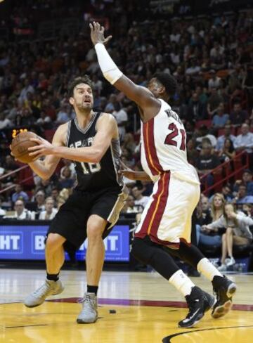 En 2016, Pau empezó a vestir otra camiseta legendaria: la de San Antonio Spurs. Allí jugó a las órdenes de uno de los grandes entrenadores de la historia, Gregg Popovich.