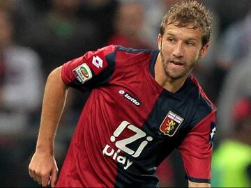 Pasó desde la U a Genoa en 2011 y luego actuó a préstamo en Catania, Chievo Verona y Spezia Calcio.