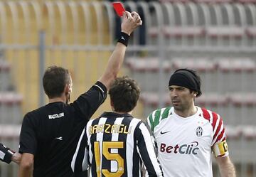 Buffon expulsado contra el Lecce en 2011.