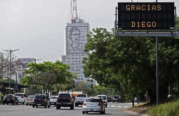 Los seguidores argentinos lloran el fallecimiento de Maradona en Buenos Aires.