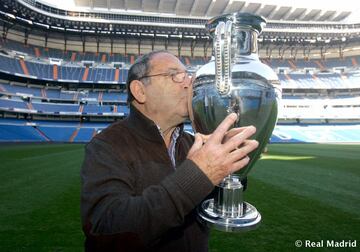 Paco Gento, conocido como La Galerna del Cantbrico, el mejor extremo izquierdo de todos los tiempos, falleci el 18 de enero en Madrid a los 88 a?os. Gento se fue, pero su leyenda seguir viva. Todava es el jugador con el rcord de Copas de Europa ganadas: seis. Y tambin con la plusmarca de ttulos de Liga: doce. Al Real Madrid lleg joven, con 19 a?os, procedente del Racing de Santander. Y ah se qued durante 18 temporadas, en las que sum 600 partidos y 182 goles, y lleg a formar una de las mejores delanteras de la historia junto a Di Stfano, su gran valedor en sus inicios, Rial, Puskas y Kopa. Gento tambin visti la camiseta de Espa?a en 44 encuentros, que incluyen los Mundiales de Chile 1962 e Inglaterra 1966. Jug igualmente la fase de clasificacin de la Eurocopa de 1964, la que gan la Seleccin en el Bernabu a la URSS, pero siempre le qued clavada la espinita de no haber sido convocado para la fase final. Francisco Gento Lpez era el presidente de honor del Real Madrid en la fecha de su adis. Y siempre una leyenda. 