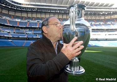 Paco Gento, conocido como ‘La Galerna del Cantábrico’, el mejor extremo izquierdo de todos los tiempos, falleció el 18 de enero en Madrid a los 88 años. Gento se fue, pero su leyenda seguirá viva. Todavía es el jugador con el récord de Copas de Europa ganadas: seis. Y también con la plusmarca de títulos de Liga: doce. Al Real Madrid llegó joven, con 19 años, procedente del Racing de Santander. Y ahí se quedó durante 18 temporadas, en las que sumó 600 partidos y 182 goles, y llegó a formar una de las mejores delanteras de la historia junto a Di Stéfano, su gran valedor en sus inicios, Rial, Puskas y Kopa. Gento también vistió la camiseta de España en 44 encuentros, que incluyen los Mundiales de Chile 1962 e Inglaterra 1966. Jugó igualmente la fase de clasificación de la Eurocopa de 1964, la que ganó la Selección en el Bernabéu a la URSS, pero siempre le quedó clavada la espinita de no haber sido convocado para la fase final. Francisco Gento López era el presidente de honor del Real Madrid en la fecha de su adiós. Y siempre una leyenda. 