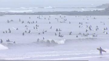 Pacific Beach llena de surfistas en la reapertura de las playas en California (Estados Unidos) tras las restricciones impuestas por las autoriades ante la pandemia de coronavirus.