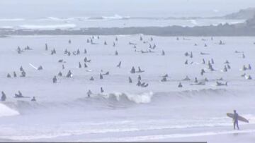 Pacific Beach llena de surfistas en la reapertura de las playas en California (Estados Unidos) tras las restricciones impuestas por las autoriades ante la pandemia de coronavirus. 